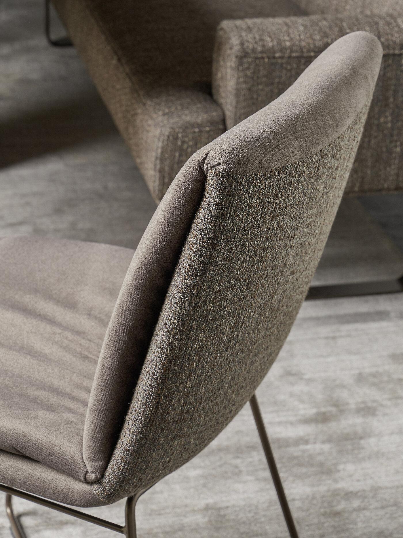 Stuhl MX, Drahtrohrgestell M56 bronze, Stoff Stoff 25021 (JAB 2), 55% Modacryl, 26% Polyester, 10% Polyamid, 9% Baumwolle /Stoff 24021 (JAB 2), 100% Polyester, ca. B 48, H 89, SH 51, T 62, ST 43 cm