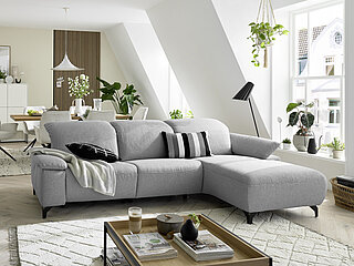 Ecksofa (Vorschlag 4, 8838), bestehend aus Anreihsofa 1,5-sitzig medium, Armlehne links, mit vollmotorischer Sitz-, Rücken- und Kopfteilverstellung, Anreihelement 1,5-sitzig medium, mit manueller Kopfteilverstellung, ohne Armlehne, Longchair mit manueller Kopfteilverstellung, Armlehne rechts, Stoff Melrose platin (PG 2, 100 % Polyester), Sitzkomfort Soft, Metallfuß schwarz, matt, ca. 280 x 180, H 83–105, SH 47, T 111–171, ST 56–104 cm. Zubehör: Armlehne B, klappbar