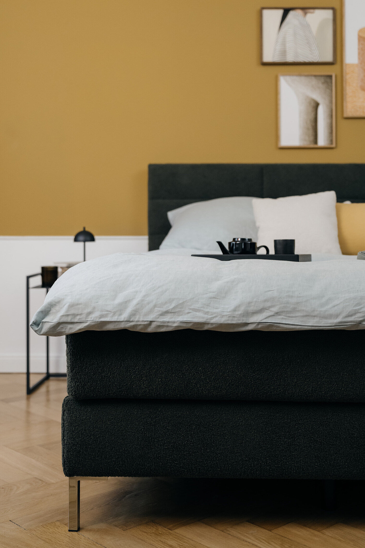 MR11347_04_Eforma - 15.jpg Boxspringbett (0170338) Stoff 5235 grün (PG 1, 100 % Polyester), Kopfteil 3 mit Ziegelsteppung, Rücken Spannstoff, BodyID Boxspring-Unterfederung fix mit Tonnentaschenfederkern, ca. H 20 cm, Stützfüße schwarz, schwebende Optik, Fußfreiheit ca. 15 cm, Designfuß D4 chrom, Classic TT Partnermatratze mit durchgehender Hülle (0158396), Stoff 5235, Härtegrade: medium / medium, ca. B 186, H 115, T 212 cm, Liegefläche ca. 180 x 200 cm