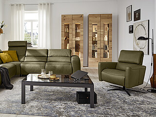 Sessel MR 261: Eckgruppe inkl. hochklappbare Rückenpolster (manuell), Schenkelmaß ca. 248 x 281, H 82-107, SH 45, ST 52-59 cm, bestehend aus: Anreihsofa 1,5 sitzig, Anstellhocker links (AhoL1,5KV), Rundecke (REKV), Anreihsofa 2,5-sitzig (2,5RKV) Armlehne rechts, in Echtleder Vivre moos (PG 58), Kappnaht Ton in Ton, Armlehne A, Metallfuß schwarz