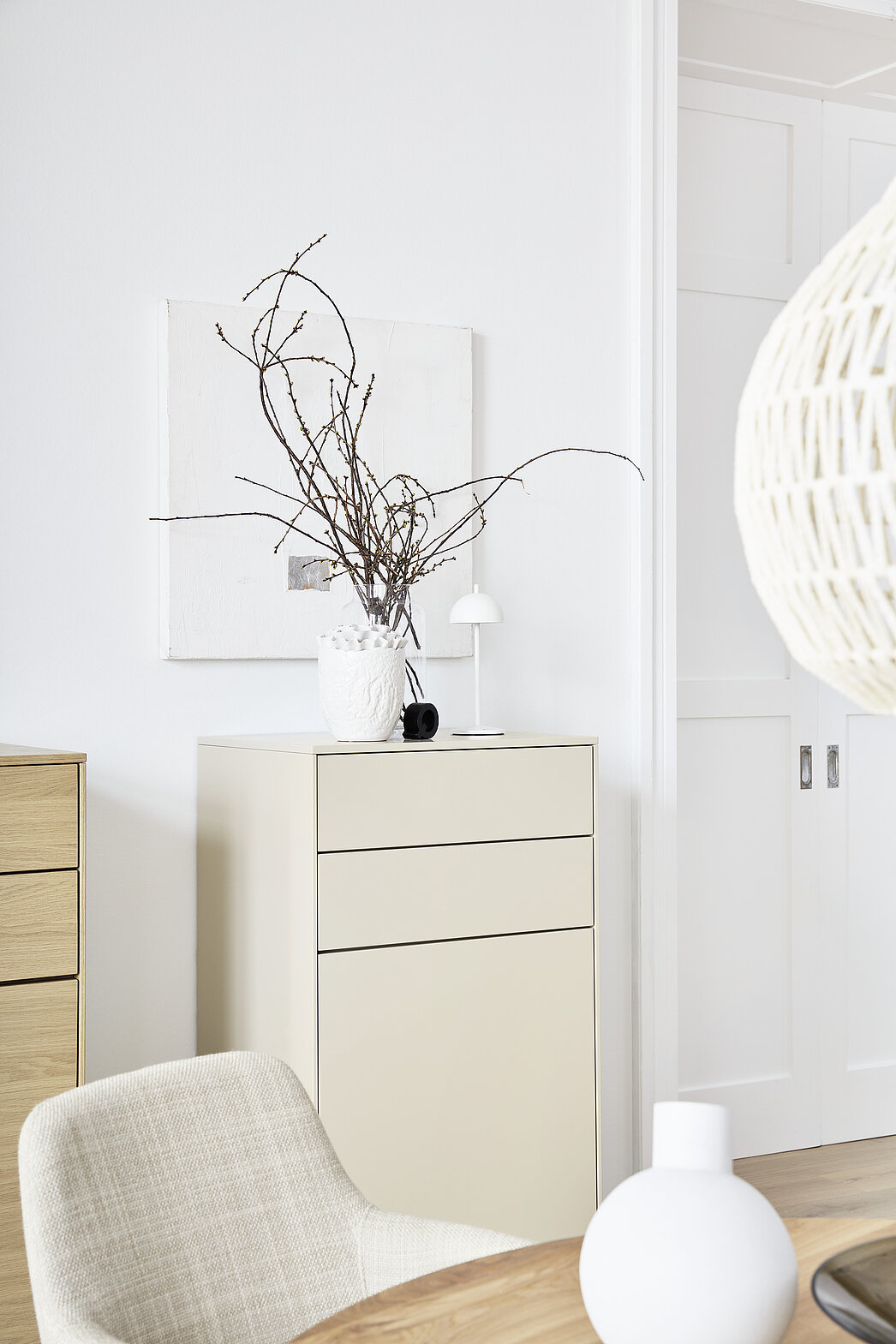 Korpuselement 76616 R, Lack seidengrau, Kufe: Edelstahlfarbig, ca. B 62, H 121, T 50 cm 
Korpuselement 76615 L, Eiche sand, Kufe: Edelstahlfarbig, ca. B 62, H 121, T 50 cm 