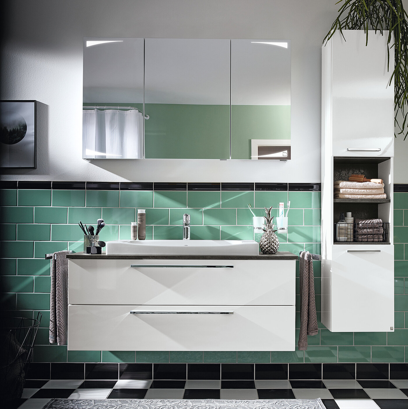 Vorschlag VZ17, best. aus Keramik-Aufsatz-Waschtisch weiß SWT 201501-810 mit Waschtischunterschrank MR3-WBU2L-11948-OD, ca. B 121, H 57, T 47 cm, Spiegelschrank SEEE01212, 3-türig, mit LED-Beleuchtung in den Außentüren, ca. B 120, H 70, T 17 cm; Front Weiß Hochglanz, Korpus Weiß Glanz, Akzentfarbe Oxid Dunkel Nachbildung, Griff C chromfarbig, Zubehör: LED-Waschplatzbeleuchtung EB-L-WP-02, Waschtischarmatur EHM-23-C, Handtuchhalter HHWE3-345, 2-armig\t