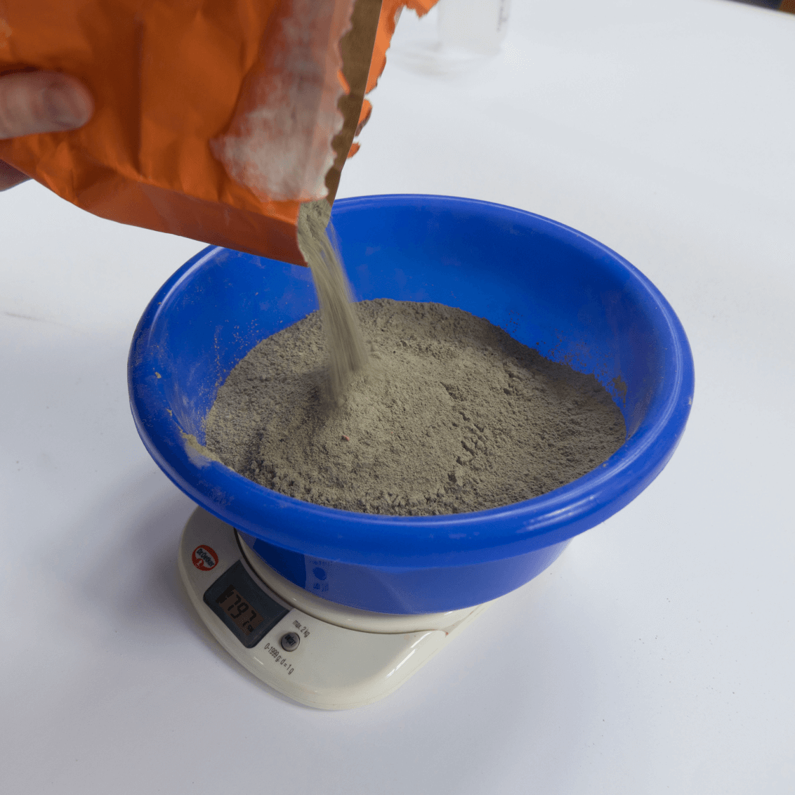 Accessoires aus Beton! Schritt 1, Betonmasse abwiegen. Am besten erst mit der halben angegebenen Menge anfangen, um zu sehen, wie viel Beton dabei herauskommt.