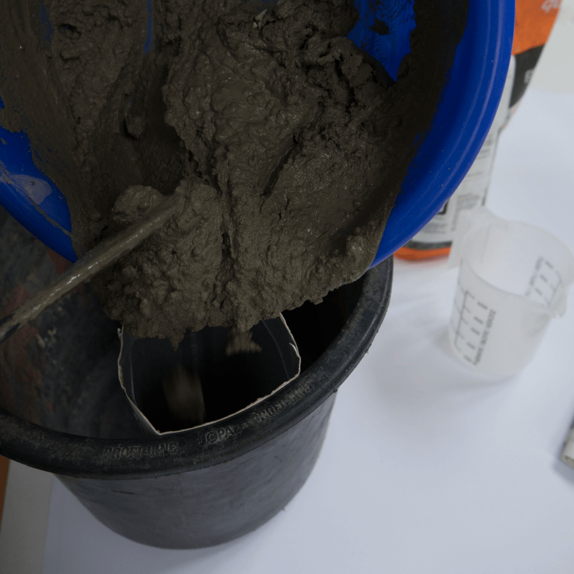 Accessories aus Beton! Schritt 3, Die Betonmasse zügig in die Verpackungen füllen, denn gerade bei Blitzbeton wird die Masse schnell fest.