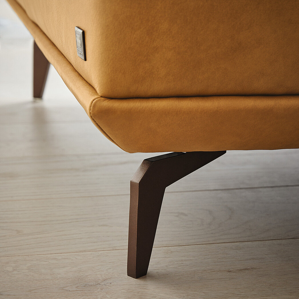 in Leder Z 69/52, Fb. Kurkuma (LK 50) mit Kontrastfaden, Metallfuß F C3/Metallfarbe M56 bronze