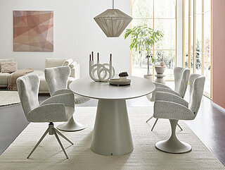 JustB! SP150 | Esszimmertisch in Seidengrau und Schalenstuhl in Bouclé von Musterring
