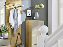 Kara-Frame-Dielen: Vorschlag 73893ca. B 137, H 217, T 40 cmAsteiche/ Lack grau Hochglanz