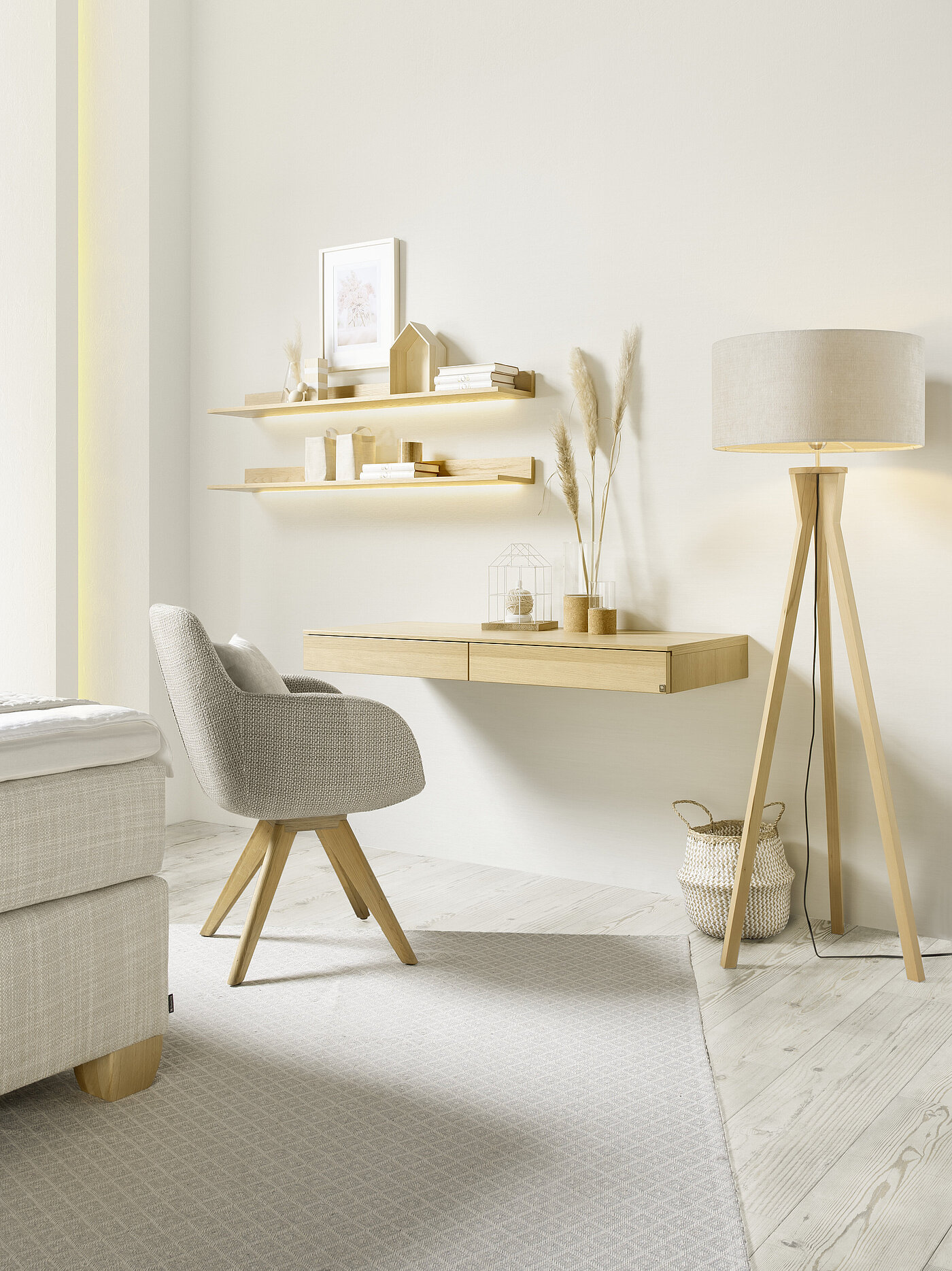 Hersteller: RMW
Programm: Kara-Frame
Schubkastenzeile 75344, ca. B 120, H 12, T 49 cm, Eiche sand
2 x Wandbord 77545, je ca. B 120, H 9, T 21 cm, Eiche sand