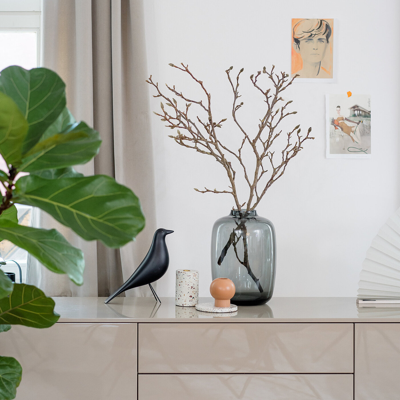 Sideboard 73079,
ca. B 257, H 85, T 50 cm
Lack Cashmere, Kufen schwarz matt