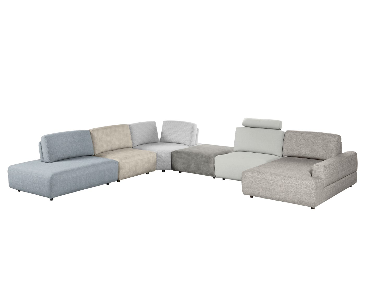 Ecksofa 340TB410, Schenkelmaß ca. 340 x 410, H 80, SH 42, T 103/171, ST 57 cm, bestehend aus:  Modul Terminal mit offenem Abschluss links (TL), Sitzbreite ca. 90 cm, offener Abschluss ca. 40 cm, Stoff Rivano Denim (PG 2), 100% Polyester,   Modul Free (F) Sitzbreite ca. 90 cm, mit Rücken, ohne Armlehne, Stoff Sambia Stone (PG 3), 100% Polyester, Option Swing (S) manuelle Rückenverstellung,   Modul Corner (K) ca. 120/120 cm, mit 2 Rücken, Stoff Ravenna Perle (PG 3), 100% Polyester, 2x Option Swing (S) manuelle Rückenverstellung,   Modul Pure (P), Sitzbreite ca. 90 cm, ohne Rückenlehne, Stoff Diva Stone (PG 3), 100% Polyester,   Modul Free (F), Sitzbreite ca. 90 cm, mit Rücken, ohne Armlehne, Stoff Rivano Perle (PG 2), 100% Polyester, Option Elegant (E) lose Kopfstütze, ca. B 70 cm, Option Chill (C) Relax, Rückenlehne und Fußstütze manuell und synchron verstellbar   Modul Longchair (LRA), Sitzbreite ca. 90 cm, mit Rücken und Armlehne rechts ca. 20 cm, Stoff Rivoli Perle, 100% Polyester (PG 2), Option Swing (S) manuelle Rückenverstellung