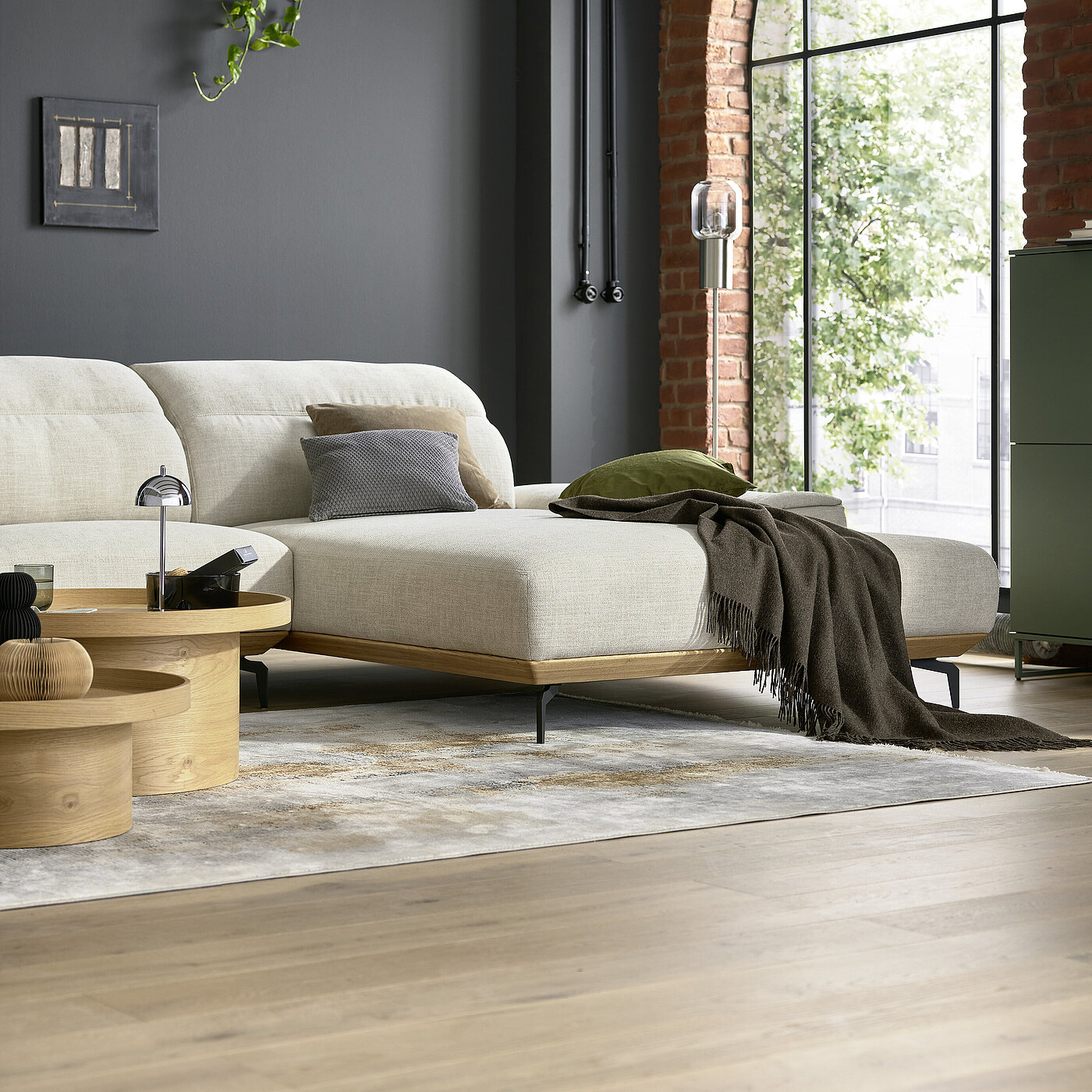 Ecksofa, bestehend aus Anreihsofa 2-sitzig, Armlehne links (N80L), Longchair, Armlehne rechts (K105R), Stoff S 43/43 creme (SK 20, 100 % Polyester), Sitzkomfort Federkern, Metallfuß (F C3), M99 schwarz, ca. 342 x 207, H 87, SH 46, T 103 cm. Zubehör: Kopfstützenverstellung (KV2), Kopfstützenverstellung (KV1), motorischer Sitzauszug (A02), Sichtholzsockel Eiche (SOE1)