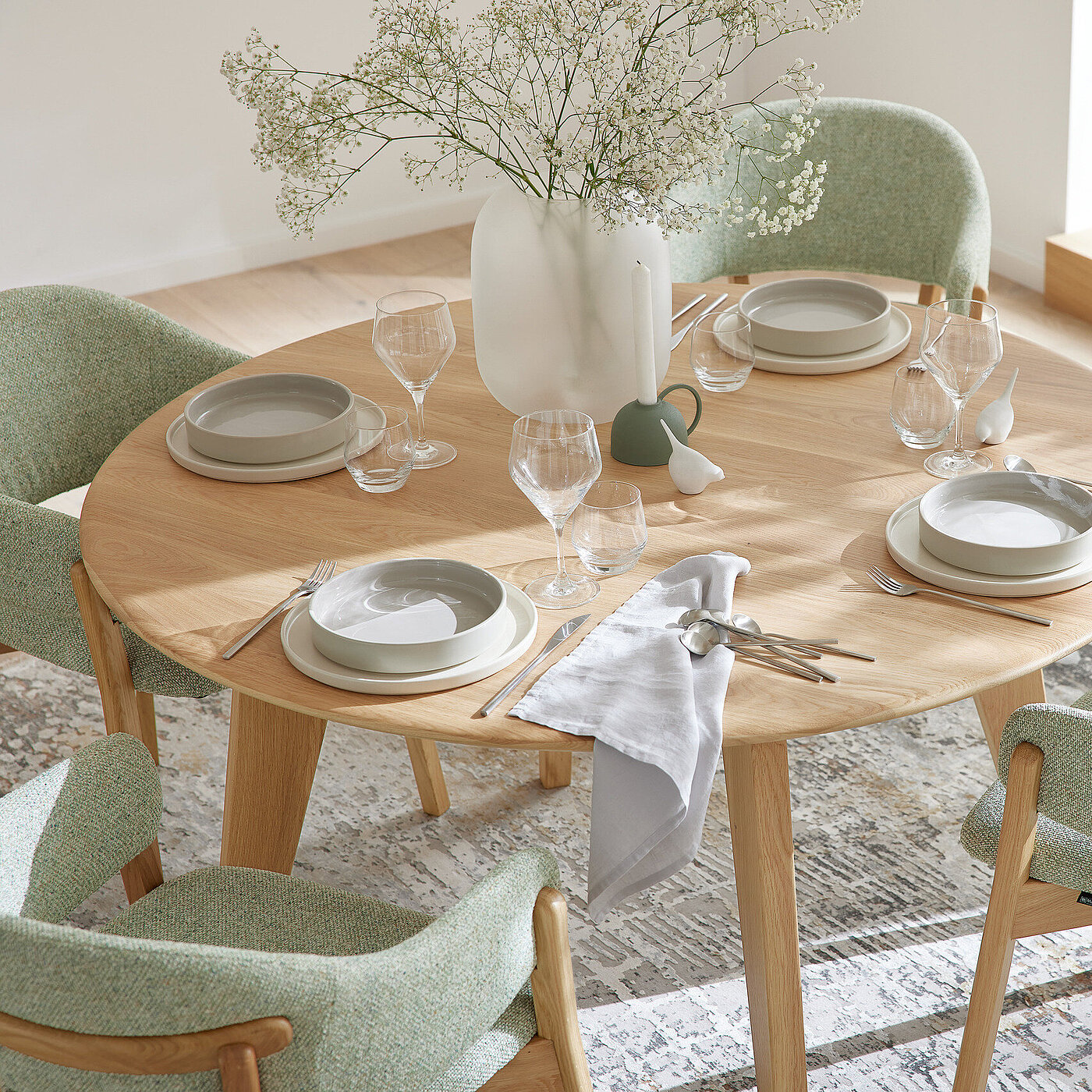 Esstisch (8453-48-130) rund, Platte Eiche massiv satin, matt lackiert, 30 mm, Soft-Profil, Vierfußgestell Massivholz, ca. Ø 130 cm, H 76 cm Esszimmer des Modells Tjark in Farbe Eiche und Grün der Marke Musterring
Esstisch (8453-48-130) rund, Platte Eiche massiv satin, matt lackiert, 30 mm, Soft-Profil, Vierfußgestell Massivholz, ca. Ø 130 cm, H 76 cm