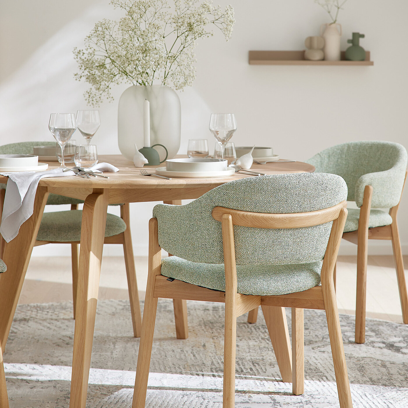 Esstisch (8453-48-130) rund, Platte Eiche massiv satin, matt lackiert, 30 mm, Soft-Profil, Vierfußgestell Massivholz, ca. Ø 130 cm, H 76 cm Esszimmer des Modells Tjark in Farbe Eiche und Grün der Marke Musterring
Esstisch (8453-48-130) rund, Platte Eiche massiv satin, matt lackiert, 30 mm, Soft-Profil, Vierfußgestell Massivholz, ca. Ø 130 cm, H 76 cm