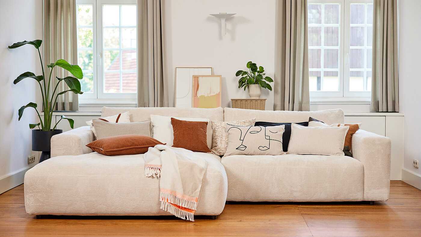 Sofa (Vorschlag 6B, 90388, ST2) bestehend aus Longchair long, groß, Armlehne links, Anreihsofa, 1,5-sitzig, Armlehne rechts, Stoff (PG 2/6, z.B. Cord nature, 12 % Polyacryl, 88 % Polyester), ca. 190 x 296, H 81, SH 43, ST 81 cm. MR Lucia | 1806093 | 2509 MR – MR Lucia | 1806093 | 250901
JustB! Heimtextilien | 7579602 | 250801 – Beige – Polstermöbel,Ambiente, Teppiche, Leuchten – Sofa (Vorschlag 6B, 90388, ST2) bestehend aus Longchair long, groß, Armlehne links, Anreihsofa, 1,5-sitzig, Armlehne rechts, Stoff (PG 2/6, z.B. Cord nature, 12 % Polyacryl, 88 % Polyester), ca. 190 x 296, H 81, SH 43, ST 81 cm.