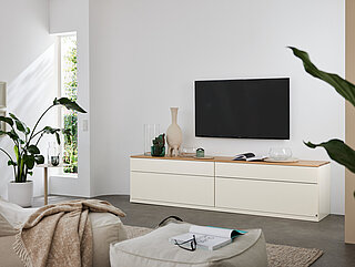 Wohnwand und Wohnzimmermöbel des Modells Kanto in Farbe Beige und Eiche
lack wollweiß, Eiche furniert