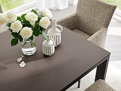 Esstisch, Esszimmer und Esszimmerstühle des Modells Nova in Farbe Beige und Braun
Essgruppe