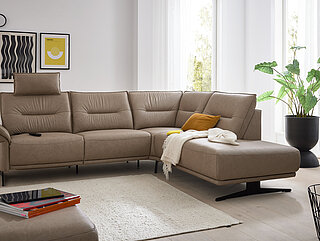 Sofa des Modells MR 310 in Farbe Beige und Braun der Marke Musterring
Ecksofa (Vorschlag 1A, 90038) bestehend aus Anreihsofa 1,5-sitzig medium mit Armlehne links, Anreihelement 1,5-sitzig medium ohne Armlehne und Eckelement 1-sitzig mit Abschlussteil rechts, Leder Vicenza taupe (PG J), Sitzausführung  
Tonnentaschenfederkern oder Federkern, ca. 262/268 x 220, H 90, SH 47, T 91–157, ST 54–108 cm. Zubehör: Armlehne 2, klappbar, Multifunktionskopfstütze (76700), Relaxfunktion motorisch, optional mit Akku, 2 x Metallkufe schwarz, matt (1112), 2 x Rücken Leder echt