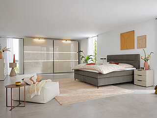 MR – Grau,Beige – Schlafen Einzelschränke / Schranksysteme,Betten (Boxspring/Polster),Polstermöbel,Dielen, Couchtische, Einzelteile,Ambiente, Teppiche, Leuchten – Boxspringbett, Stoff Vera, Farbe nougat (PG 3), Kopfteil 25010, ca. H 120 cm, Alufuß schwarz matt (A11/M01-10), Rücken unecht bezogen, ca. 180 x 200 cm, Box-Untergestell: Taschenfederkern, Matratzen 5-Zonen-Taschenfederker MS238 in H2 + H3, Matratzenbezug Drell, inkl. Topper Kaltschaum ca. 180 x 200, H 8 cm.
