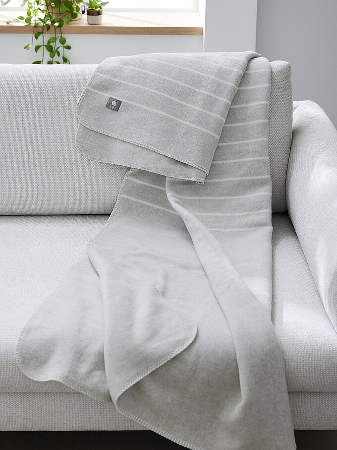Plaid SIMPLE (71358-010-150-200), grau, gewebte Fleece-Wohndecke, einfarbig mit dünnen Querstreifen in offwhite, Ziernaht Umrandung offwhite, (60% Baumwolle, 40% Polyacryl), ca. L 150, B 200 cm Musterring Heimtextilien | 7579600 | 260401 MR – Musterring Heimtextilien | 7579600 | 260401 – Grau – Ambiente, Teppiche, Leuchten – Plaid SIMPLE (71358-010-150-200), grau, gewebte Fleece-Wohndecke, einfarbig mit dünnen Querstreifen in offwhite, Ziernaht Umrandung offwhite, (60% Baumwolle, 40% Polyacryl), ca. L 150, B 200 cm