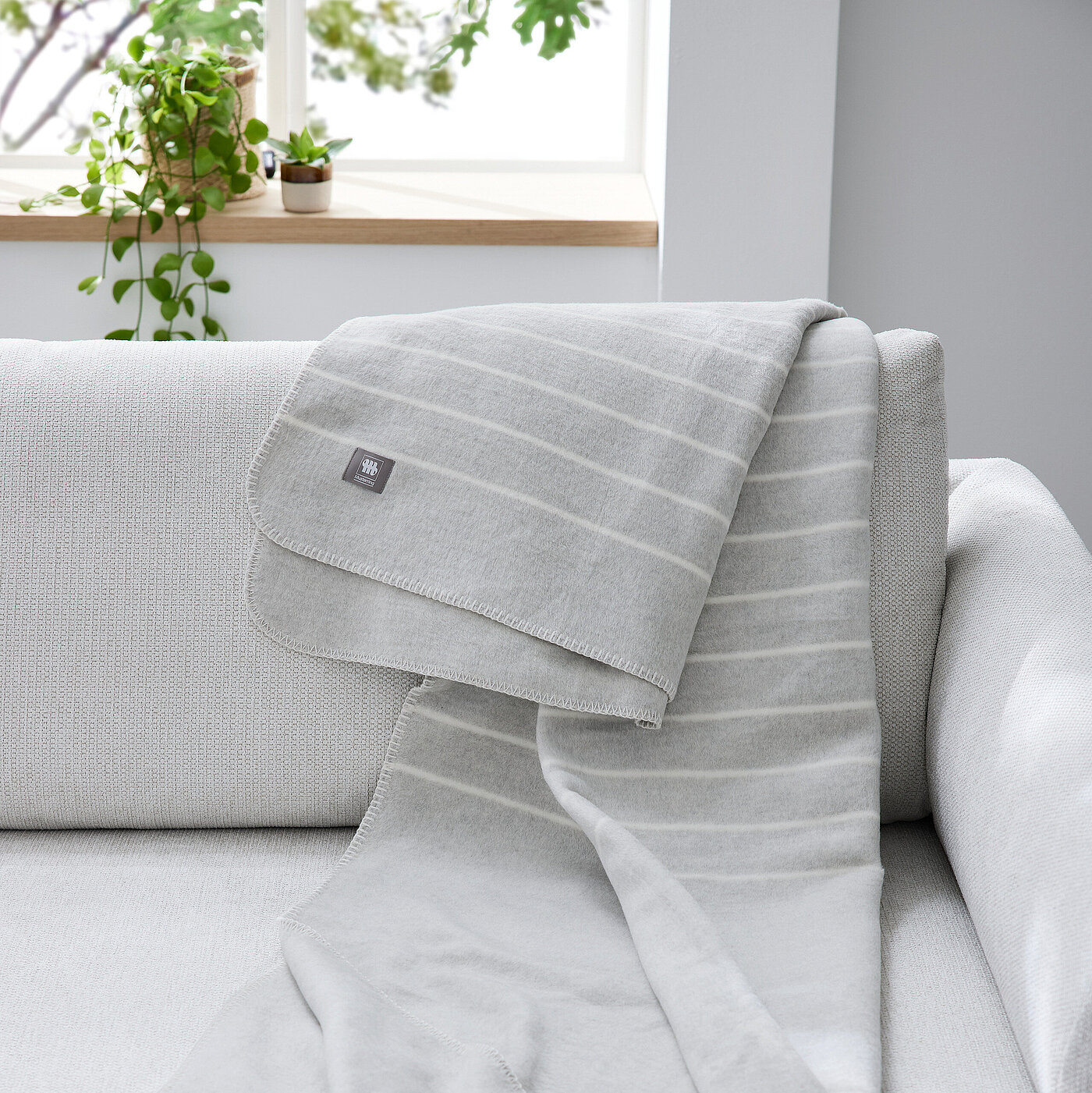 MR – Musterring Heimtextilien | 7579600 | 260401 – Grau – Ambiente, Teppiche, Leuchten – Plaid SIMPLE (71358-010-150-200), grau, gewebte Fleece-Wohndecke, einfarbig mit dünnen Querstreifen in offwhite, Ziernaht Umrandung offwhite, (60% Baumwolle, 40% Polyacryl), ca. L 150, B 200 cm