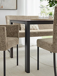 Esstisch, Esszimmer und Esszimmerstühle des Modells Nova in Farbe Beige und Braun
Essgruppe