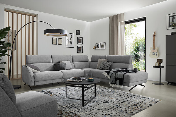 MR – MR 9440 | 6956021 | 260401 
MR 9445 | 6956022 | 260401 
Deluxe Collection | 9509600 | 260401 
Musterring Leuchten | 9669602 | 250401 
Maestra | 3651080 | 260101 
JustB! CT100 | 7807080 | 260401 
JustB! KM100 | 7417000 | 250401 
Musterring Heimtextilien | 7579600 | 260401 – Grau – Wohnmöbel,Polstermöbel,Dielen, Couchtische, Einzelteile,Ambiente, Teppiche, Leuchten – Eckgruppe (Vorschlag 1, M300BT270) bestehend aus Anreihsofa, Armlehne links, Anreihelement ohne Armlehnen, Eckelement, Anreihelement mit offenem Abschluss rechts inkl. 5 x feste Kopfstützen, Stoff (PG 3, z.B. Escana stone, 91 % Polyester, 9 % Viskose), Sitzkomfort Standard HR 40, ca. 300 x 270, H 99, SH 47, T 100, ST 60 cm. Zubehör: 2 x Kufe 03BL Black, Rc = Relaxfunktion mit Herz-Waage-Funktion, 5 x E = ELEGANT, manuelle Verstellung der Kopfstütze, Z=ZEN, motorische Kopfteilverstellung