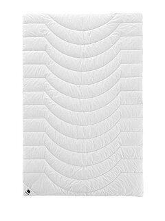 MR – Musterring Heimtextilien | 7579600 | 250401 – Weiß – Ambiente, Teppiche, Leuchten – Ganzjahresdecke MOONZ, (354470=135 x 200 cm) und (354487=155 x 220 cm), Duodecke, verstürzt genäht, Bezugsstoff: feiner Baumwoll-Batist Nm 100