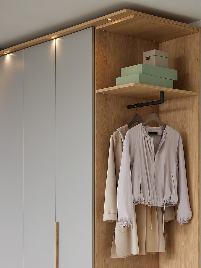 Detail Garderobe (91239), rechts in Balkeneiche Montino | 2224078 | 250801 MR – Montino | 2224078 | 250801 – Grau,Eiche – Schlafen Einzelschränke / Schranksysteme – Detail Garderobe (91239), rechts in Balkeneiche