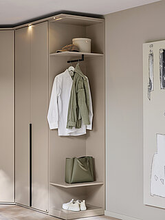 Kleiderschrank und Schlafzimmer des Modells Montino in Farbe Grau der Marke Musterring
Kleiderschrank
Lack taupe