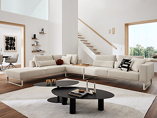 Sofa des Modells JustB! PM100 in Farbe Beige der Marke Musterring
Ecksofa (Vorschlag 1A, 90114) bestehend aus Anreihelement 1,5-sitzig, fester Hocker links, Spitzecke klein, Anreihsofa 3-sitzig, Armlehne rechts, Stoff (JAB 0, z.B. 06071 creme beige), Rückenkissenvariante 1, Tonnentaschenfederkern, Metallkufe 1195 seidengrau, ca. 290 x 308, H 67/88, SH 46, T 107/123, ST 62/96 cm. Zubehör: 1 x Zwischenhocker (70030), ca. 90 x 107, H 46 cm, 1 x Metallkufen 1195 farbig, 5 x Tonnentaschenfederkern, 1 x Sitzvorzug motorisch, 2 x Nierenkissen, groß (75640), 2 x Nierenkissen, medium (75634)