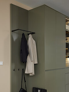 Wohnzimmermöbel des Modells Kara-Frame in Farbe Grün der Marke Musterring
Vitrinenschrank 
Lack olivgrau?