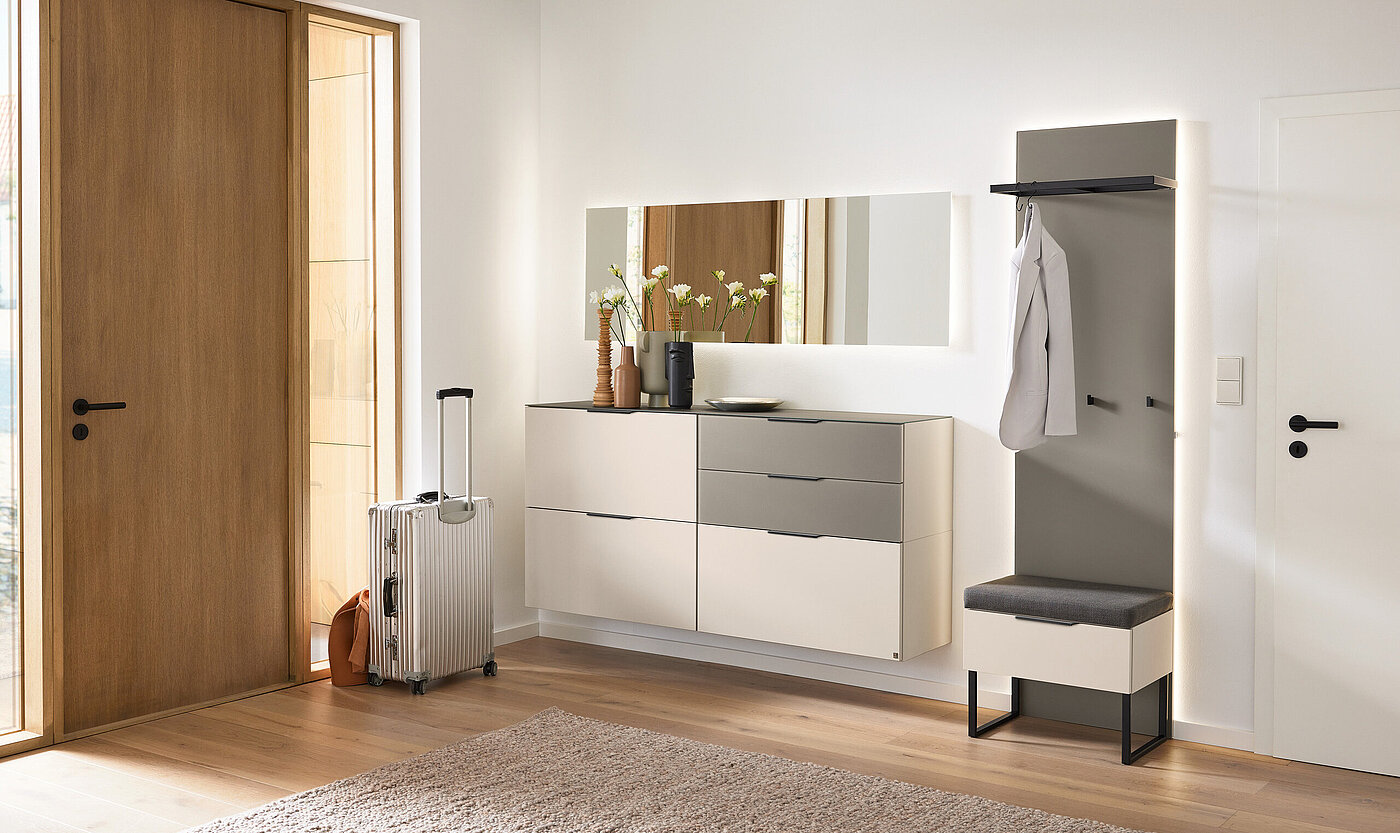 Vorzugskombination AVZ01, inkl. Beleuchtung im Hängespiegel und Schubkasten in Glas, Dekor Cottos, Glas satiniert Lack Lavagrau, Griffe und Haken in Schwarz, Sitzpolster in Anthrazit, ca. B 240, H 202, T 40 cm. Zubehör: 1 x indirekte LED-Beleuchtung fü Garderobe des Modells Ovida in Farbe Grau und Weiß der Marke Musterring
Vorzugskombination AVZ01, inkl. Beleuchtung im Hängespiegel und Schubkasten in Glas, Dekor Cottos, Glas satiniert Lack Lavagrau, Griffe und Haken in Schwarz, Sitzpolster in Anthrazit, ca. B 240, H 202, T 40 cm. Zubehör: 1 x indirekte LED-Beleuchtung für Garderoben-Hängepaneel