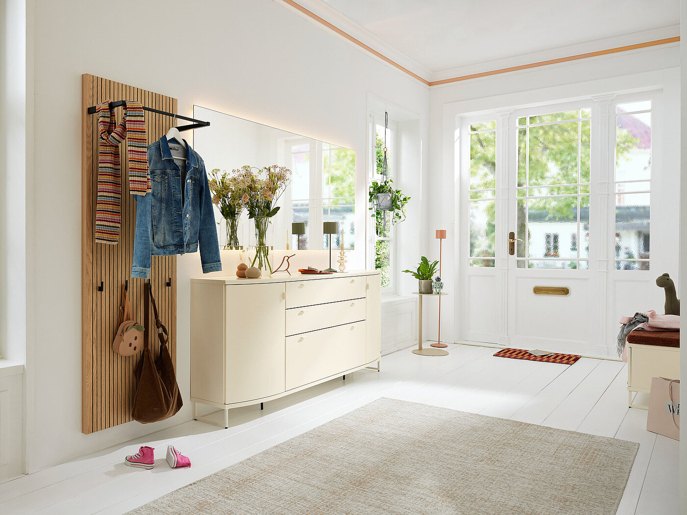 Garderobe Vorschlag 26632 mit Kufen, Lack wollweiß / Eiche furniert, Farbton sand – Deepline (PG 2), Griff und Kufe wollweiß matt, ca. B 270, H 193, T 39 cm Zubehör: LED-Beleuchtung Spiegel (94174), Deepline bis 5R (94511), Funklichtschalter (7380) K MR – Kira-System-Dielen | 6857010 | 250401
Leuchten 2.0 | 7669600 | 250701
Deluxe Collection | 9509600 | 250401
JustB! KM100 | 7417000 | 250401 – Weiß,Braun – Dielen, Couchtische, Einzelteile,Ambiente, Teppiche, Leuchten – Garderobe Vorschlag 26632 mit Kufen, Lack wollweiß / Eiche furniert, Farbton sand – Deepline (PG 2), Griff und Kufe wollweiß matt, ca. B 270, H 193, T 39 cm Zubehör: LED-Beleuchtung Spiegel (94174), Deepline bis 5R (94511), Funklichtschalter (7380)