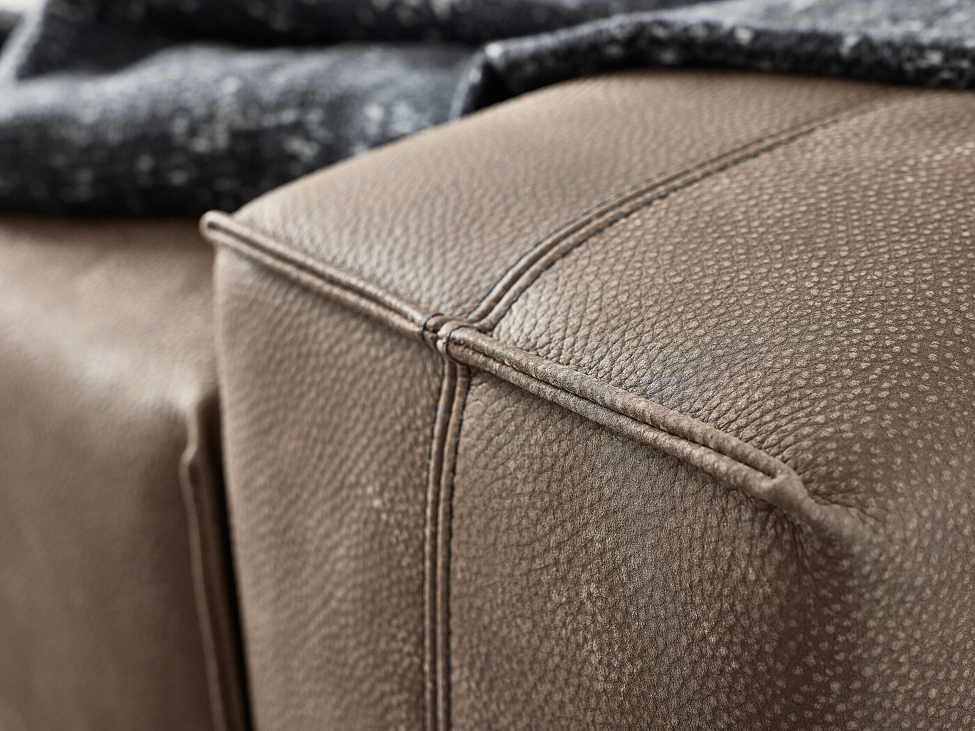 Detail: markante Biese an den Außenkanten und Nähte, Leder Z85/54 mocca (LK 70) MR 2985 | 7176063 | 250401 MR – MR 2985 | 7176063 | 250401 – Braun – Polstermöbel – Detail: markante Biese an den Außenkanten und Nähte, Leder Z85/54 mocca (LK 70)