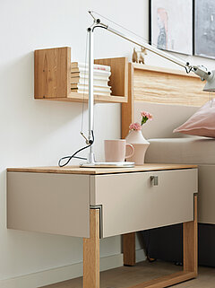 Schlafzimmer des Modells Jörn in Farbe Beige und Eiche der Marke Musterring
Jörn
Lack champagner/ Absetzung Wildeiche massiv Nachtkonsole