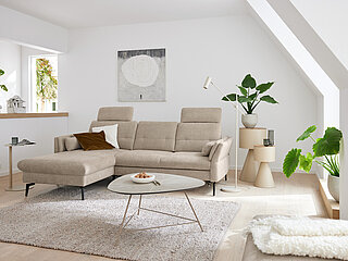Sofa und Wohnzimmermöbel des Modells MR 1370 in Farbe Beige der Marke Musterring
Ecksofa (Vorschlag 1B) bestehend aus Canape X, Armlehne links (CanXL), Anreihsofa 2,5-sitzig, Armlehne rechts (2,5R), Stoff (PG SD, z.B. Mads sand) Rücken echt, Metallfuß schwarz (W010-M01), ca. 254 x 178, H 89, SH 47, ST 53/68 cm. Zubehör: motorisches Canape (CanXMoLi), Bettfunktion für 2,5-sitzer (2,5AR), 2 x Kopfstütze (KS), 1 x Sitztiefenverstellung, 1 x motorische Sitztiefenverstellung, 2 x Liegearmlehne (LAL)