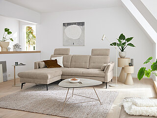 Sofa und Wohnzimmermöbel des Modells MR 1370 in Farbe Beige der Marke Musterring
Ecksofa (Vorschlag 1B) bestehend aus Canape X, Armlehne links (CanXL), Anreihsofa 2,5-sitzig, Armlehne rechts (2,5R), Stoff (PG SD, z.B. Mads sand) Rücken echt, Metallfuß schwarz (W010-M01), ca. 254 x 178, H 89, SH 47, ST 53/68 cm. Zubehör: motorisches Canape (CanXMoLi), Bettfunktion für 2,5-sitzer (2,5AR), 2 x Kopfstütze (KS), 1 x Sitztiefenverstellung, 1 x motorische Sitztiefenverstellung, 2 x Liegearmlehne (LAL)