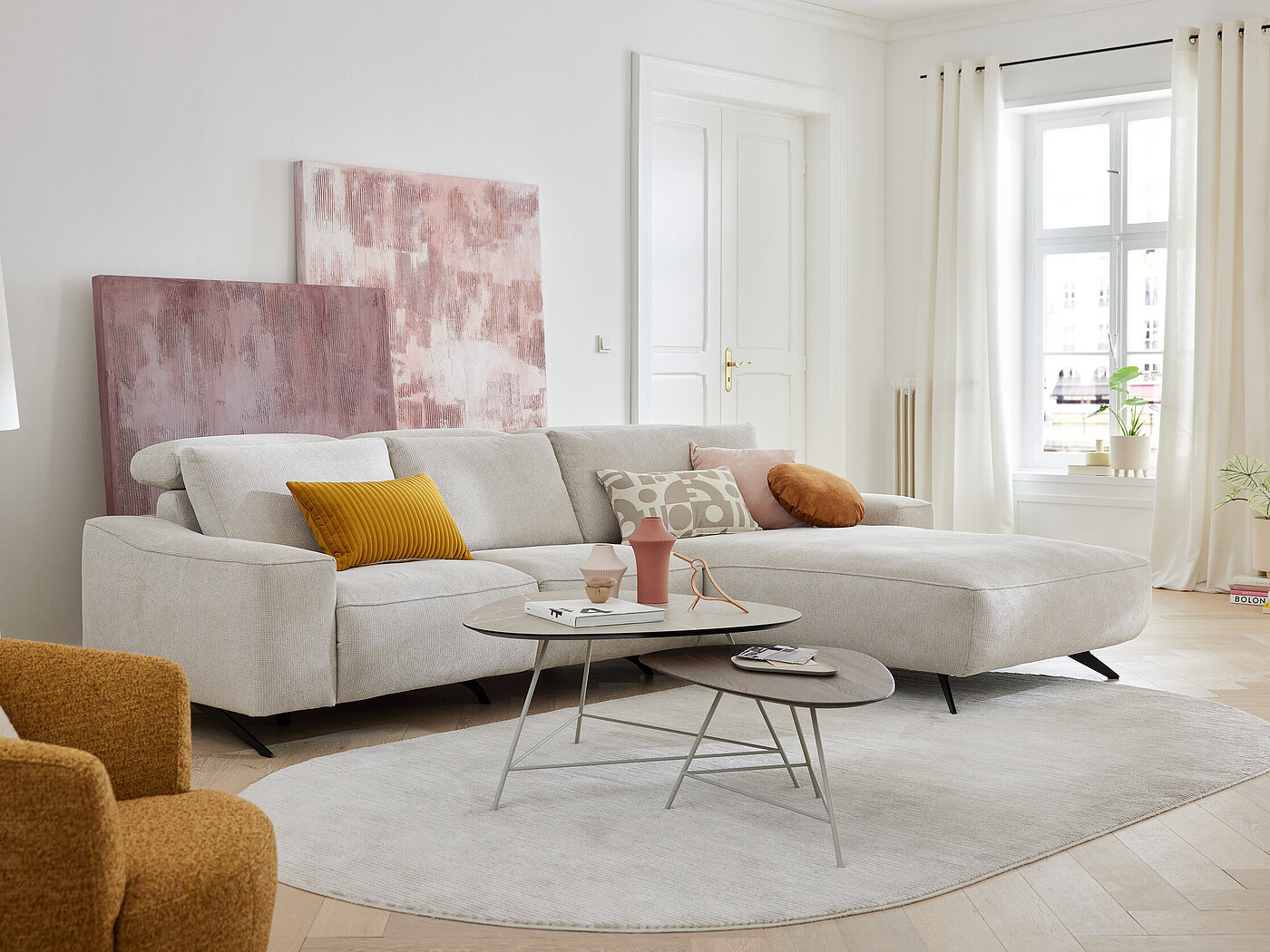 Ecksofa (Vorschlag 1, AM320), bestehend aus Anreihsofa mit Armlehne links, ca. B 30 cm, Anreihelement ohne Armlehnen, Megachair mit Armlehne rechts, ca. 30 cm, Stoff Wandoo Naturel (PG 1, 90 % Polyester, 10 % Polyamid), Ziernaht Ton in Ton, Sitzkomfort So MR – MR 9450 | 6956016
MR 9455 | 6956017 | 241201
JustB! Teppiche | 9509620 | 220901
Nara | 6457011 | 240901
JustB! Heimtextilien | 7579602 | 250401 – Beige – Polstermöbel,Dielen, Couchtische, Einzelteile,Ambiente, Teppiche, Leuchten – Ecksofa (Vorschlag 1, AM320), bestehend aus Anreihsofa mit Armlehne links, ca. B 30 cm, Anreihelement ohne Armlehnen, Megachair mit Armlehne rechts, ca. 30 cm, Stoff Wandoo Naturel (PG 1, 90 % Polyester, 10 % Polyamid), Ziernaht Ton in Ton, Sitzkomfort Softex, Sitzhöhe M, Füße 01BL black, ca. 320 x 215, H 86/110, SH 46, T 114, ST 58 cm. Zubehör: Kufenfüße 03 BL black, 3 x E= ELEGANT: Kopfstütze, Verstellung manuell, Sitz 1: 1 x Z=ZEN: elektrische Verstellung der Kopfstütze, 1 x M = MaxRelax: Relaxfunktion mit Sitzabsenkung