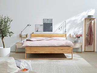 Schlafzimmer des Modells Jörn in Farbe Beige und Eiche der Marke Musterring
Lack champagner/Wildeiche massiv gebürstet/Spaltholz natur:
Liegenbett (551341), Kopfteil mit Spaltholz natur, H 98 cm, Bettseiten H 50 cm, Fußteil H 50 cm, Liegefläche ca. 180 x 200 cm
2 x Hängekonsole (551025) mit Kufe, ca. B 70, H 50, T 46 cm. Zubehör: 2 x Hängeregal (551701); LED-Kopfteil-Beleuchtung (551918); Sensorschalter-Set (551949); 2 x Konsolenstützen hinten (551825).