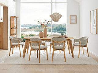 Esszimmer des Modells Tjark in Farbe Beige und Eiche der Marke Musterring
Esstisch (8463-48-078), Eiche massiv satin, matt lackiert, Platte 30 mm mit Soft-Profil, ca. L 180, B 95, H 76 cm