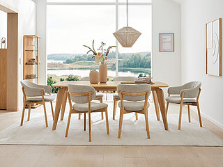 Esszimmer des Modells Tjark in Farbe Beige und Eiche der Marke Musterring
Esstisch (8463-48-078), Eiche massiv satin, matt lackiert, Platte 30 mm mit Soft-Profil, ca. L 180, B 95, H 76 cm