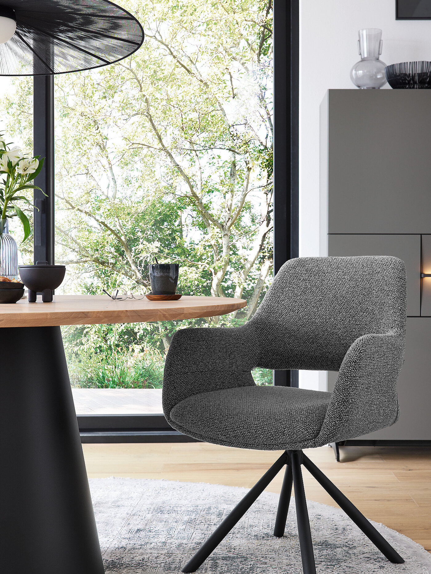 MR – Tario | 5762096 | 260401 
Maestra | 3651080 | 260101 – Grau,Eiche – Wohnmöbel,Speisen – Schalenstuhl (4032-04-L20) mit festem Sitzkissen, Bouclé Lisa graphit (100 % Polyester), Stativgestell Eisen schwarz, 180° drehbar mit Rückholfunktion, ca. B 62, H 83, SH 48, AH 65, T 62, ST 45 cm