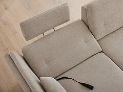 Sofa und Wohnzimmermöbel des Modells MR 1370 in Farbe Beige der Marke Musterring
Ecksofa (Vorschlag 1B) bestehend aus Canape X, Armlehne links (CanXL), Anreihsofa 2,5-sitzig, Armlehne rechts (2,5R), Stoff (PG SD, z.B. Mads sand) Rücken echt, Metallfuß schwarz (W010-M01), ca. 254 x 178, H 89, SH 47, ST 53/68 cm. Zubehör: motorisches Canape (CanXMoLi), Bettfunktion für 2,5-sitzer (2,5AR), 2 x Kopfstütze (KS), 1 x Sitztiefenverstellung, 1 x motorische Sitztiefenverstellung, 2 x Liegearmlehne (LAL)