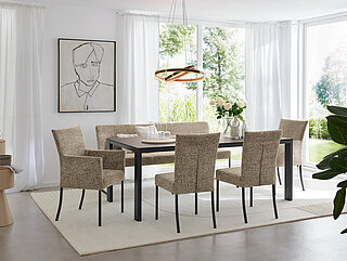 Esstisch, Esszimmer und Esszimmerstühle des Modells Nova in Farbe Beige und Braun
Essgruppe