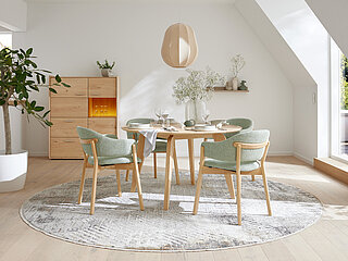 Esszimmer des Modells Tjark in Farbe Eiche und Grün der Marke Musterring
Esstisch (8453-48-130) rund, Platte Eiche massiv satin, matt lackiert, 30 mm, Soft-Profil, Vierfußgestell Massivholz, ca. Ø 130 cm, H 76 cm