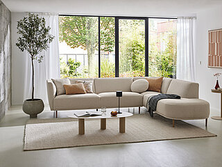 MR – MR 5100 | 1866000 | 250601
Deluxe Collection | 9509600 | 250401
Leuchten 2.0 | 7669600 | 250701
JustB! KM100 | 7417000 | 250401
JustB! Heimtextilien | 7579602 | 250401 – Beige – Polstermöbel,Dielen, Couchtische, Einzelteile,Ambiente, Teppiche, Leuchten – Eckgruppe bestehend aus Anreihsofa 3-sitzig, Armlehne links, Eckottomane, Armlehne rechts, Stoff (PG B, z.B. Partner beige 05), Metallfuß RAL 1019 grey-beige, ca. B 310, H 76, T 210 cm. Zubehör: 2 x Dekokissen ca. 50 x 50, Dekokissen rund, ca. Ø 50, Lendenkissen ca. 50 x 35 cm, Stoff (PG B, z.B. Partner beige 05 oder Discovery cognac 28).
