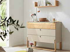 Highboard des Modells Jörn in Farbe Beige und Eiche der Marke Musterring
Jörn
Kommode Lack champagner/ Absetzung Wildeiche massiv
Regal