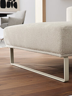 Sofa des Modells JustB! PM100 in Farbe Beige der Marke Musterring
Detail Ecksofa (Vorschlag 1A, 90114), Stoff (JAB 0, z.B. 06071 creme beige), Metallkufe 1195 seidengrau. Zubehör: 1 x Metallkufen 1195 farbig