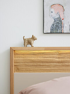 Bett und Schlafzimmer des Modells Jörn in Farbe Beige und Eiche der Marke Musterring
Jörn
Lack champagner/ Absetzung Wildeiche massiv
Detail Kopfteil