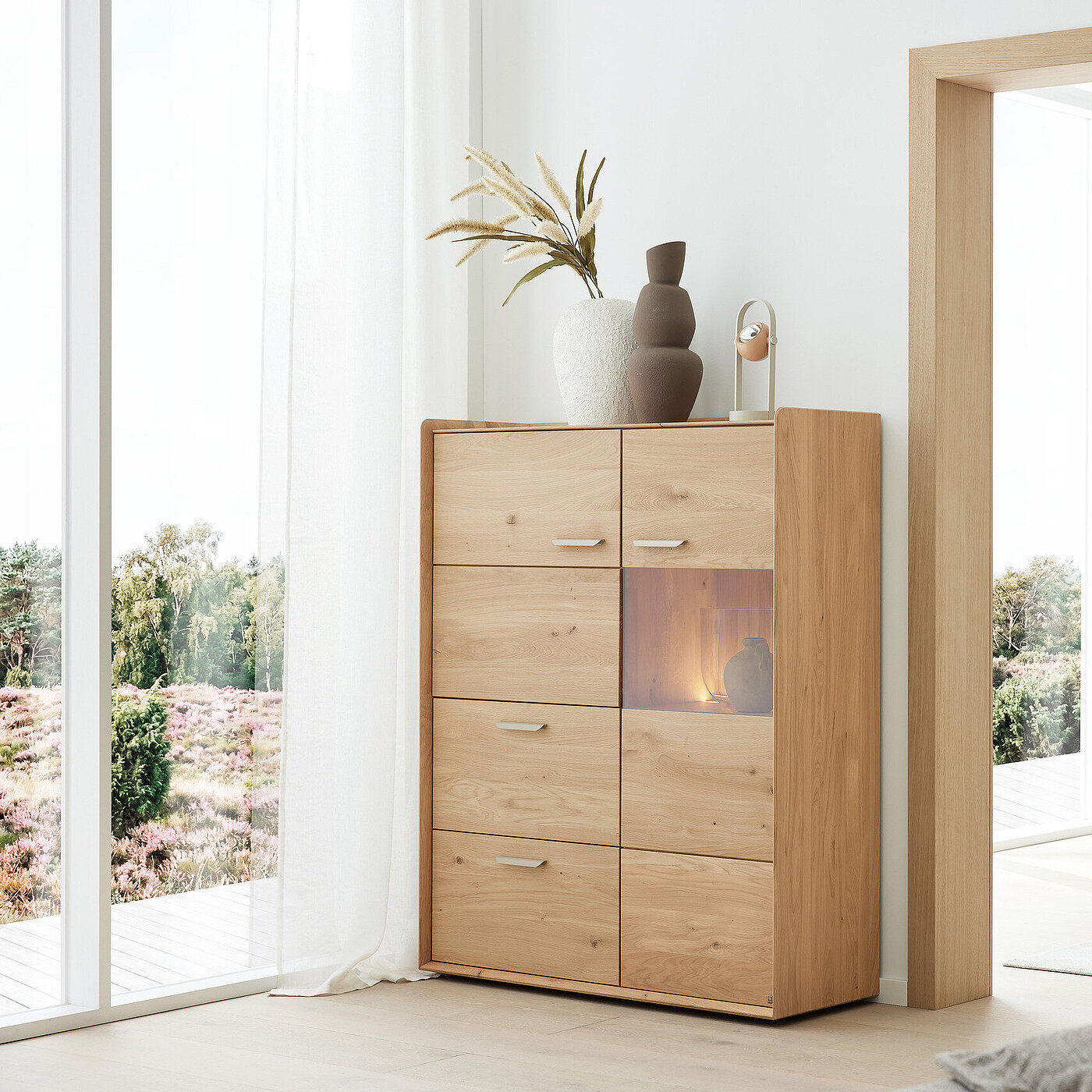 Highboard (TK54-48-K0K), Eiche massiv satin, matt lackiert, inkl. LED-Glasbeleuchtung (3,76 Watt), ca. B 117, H 144, T 41 cm Highboard des Modells Tjark in Farbe Eiche der Marke Musterring
Highboard (TK54-48-K0K), Eiche massiv satin, matt lackiert, inkl. LED-Glasbeleuchtung (3,76 Watt), ca. B 117, H 144, T 41 cm